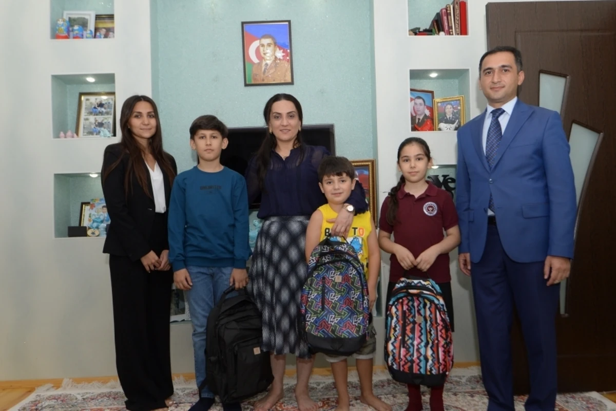 Nazirliyin əməkdaşları şəhidlərin məktəbli övladlarını ziyarət edib - FOTO Nazirliyin əməkdaşları şəhidlərin məktəbli övladlarını ziyarət edib - FOTO