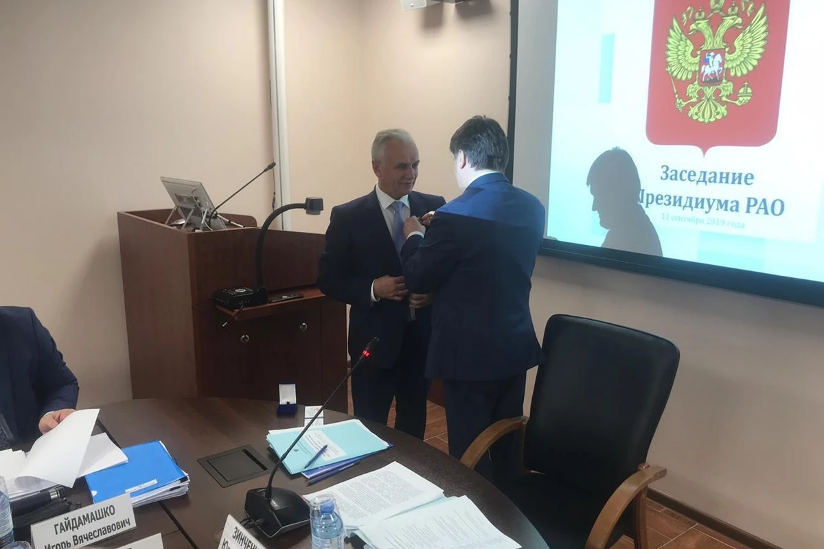 Ректор-азербайджанец награждён российской медалью в сфере образования - ФОТО