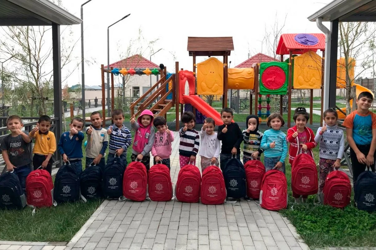 Heydər Əliyev Fondu bu il birinci sinfə gedən 17 min aztəminatlı və kimsəsiz uşağı sevindirdi - FOTO Heydər Əliyev Fondu bu il birinci sinfə gedən 17 min aztəminatlı və kimsəsiz uşağı sevindirdi - FOTO