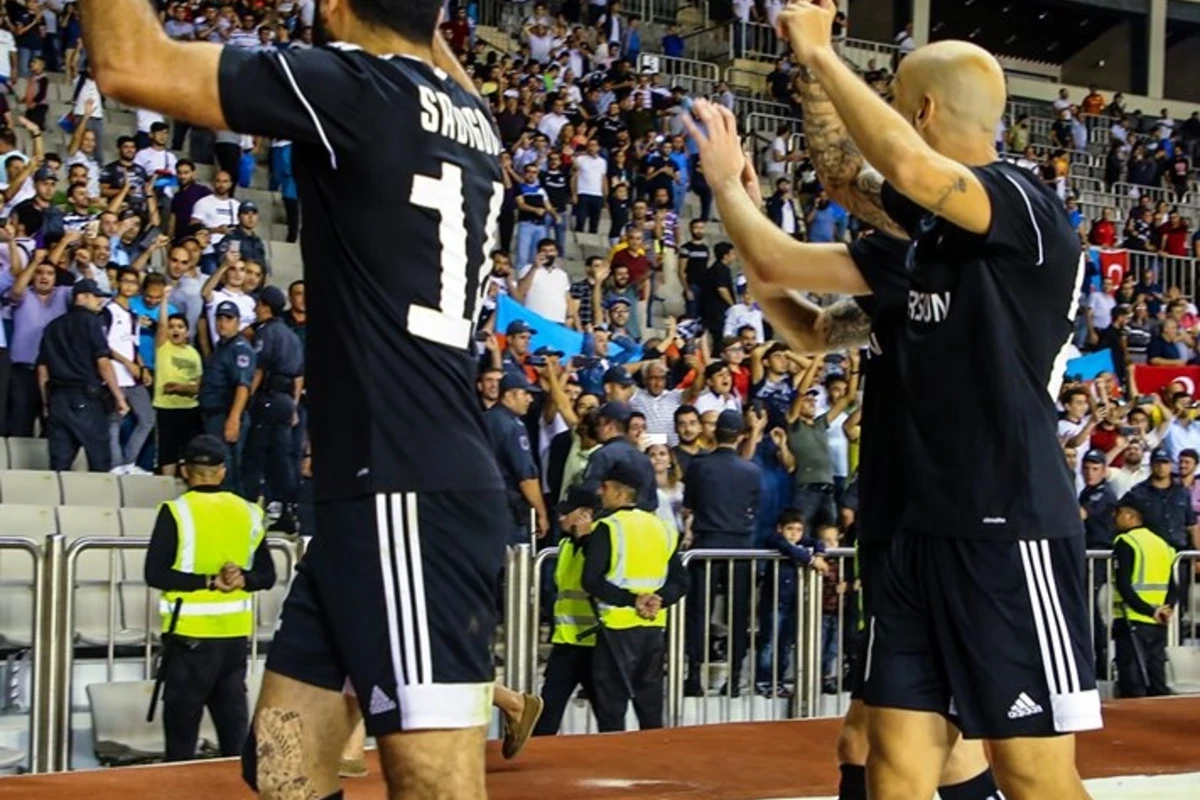 UEFA Qarabağın azarkeşlərini birinci yerə layiq görüb - FOTO UEFA Qarabağın azarkeşlərini birinci yerə layiq görüb - FOTO