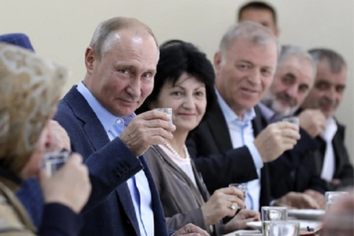 Путин во время поездки в Дагестан выпил стопку, как и обещал 20 лет назад - ВИДЕО