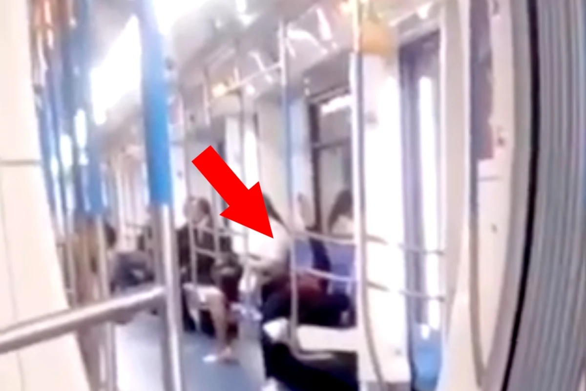 Bakı metrosunda gənclərin mədəniyyətsizliyi - VİDEO