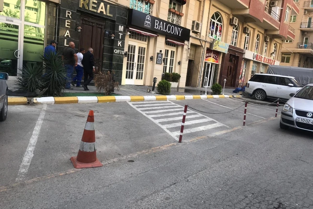 Bakıda restoran yolun kənarını “zəncirləyib” – FOTO