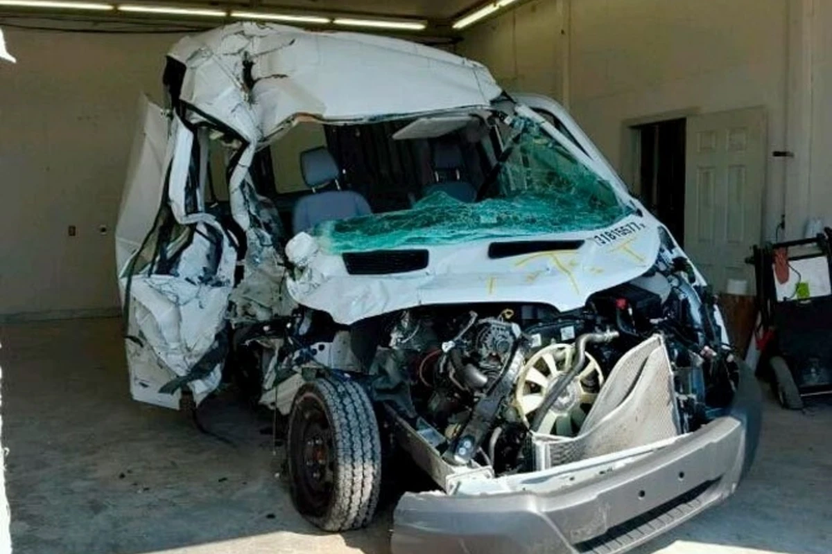 Sərnişin daşıyan mikroavtobus atla toqquşdu Sərnişin daşıyan mikroavtobus atla toqquşdu
