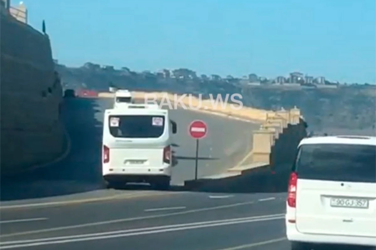 Avtobus sürücüsü insanların həyatını belə təhlükəyə atır - VİDEO Avtobus sürücüsü insanların həyatını belə təhlükəyə atır - VİDEO