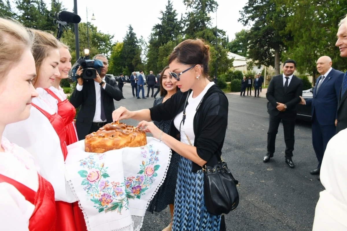 Мехрибан Алиева на открытии Дворца культуры в селе Ивановка - ВИДЕО