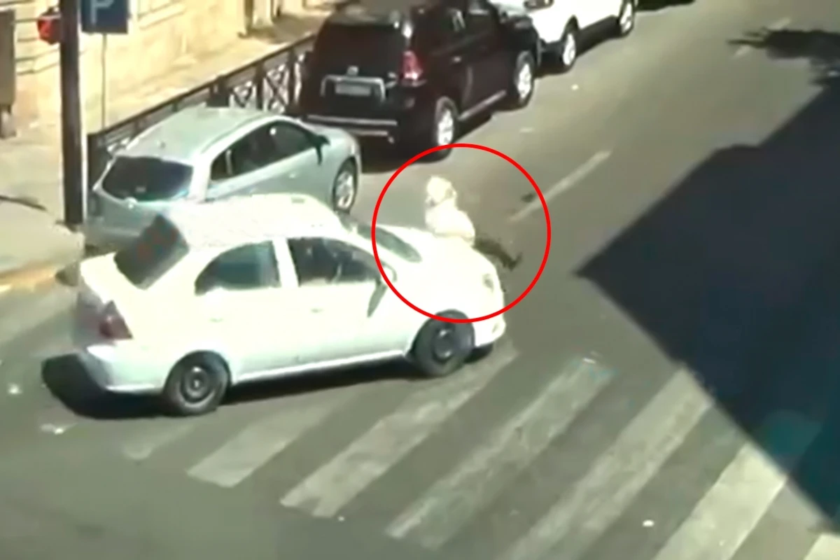 Bakıda taksi sürücüsü piyada keçidində yaşlı kişinin üstündən keçdi – ANBAAN VİDEO Bakıda taksi sürücüsü piyada keçidində yaşlı kişinin üstündən keçdi – ANBAAN VİDEO