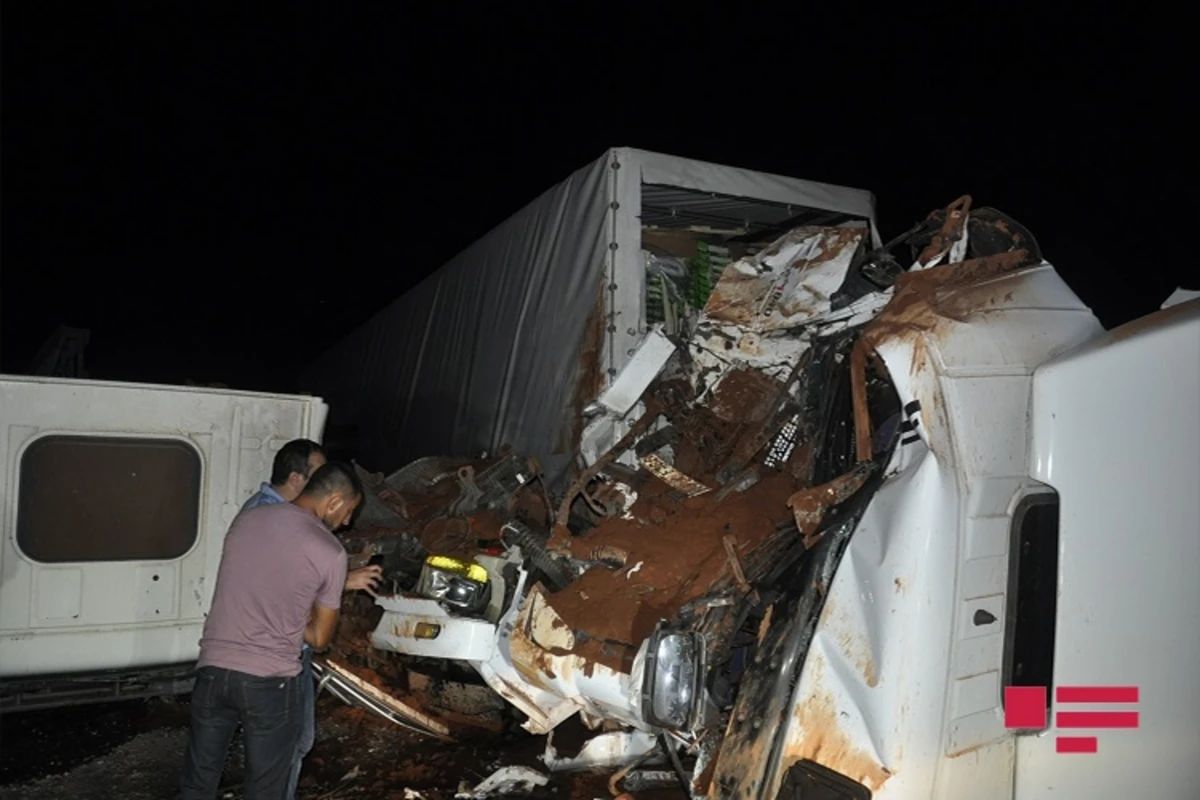 Azərbaycanda iki KamAZ toqquşdu - ölən və yaralananlar var - VİDEO Azərbaycanda iki KamAZ toqquşdu - ölən və yaralananlar var - VİDEO