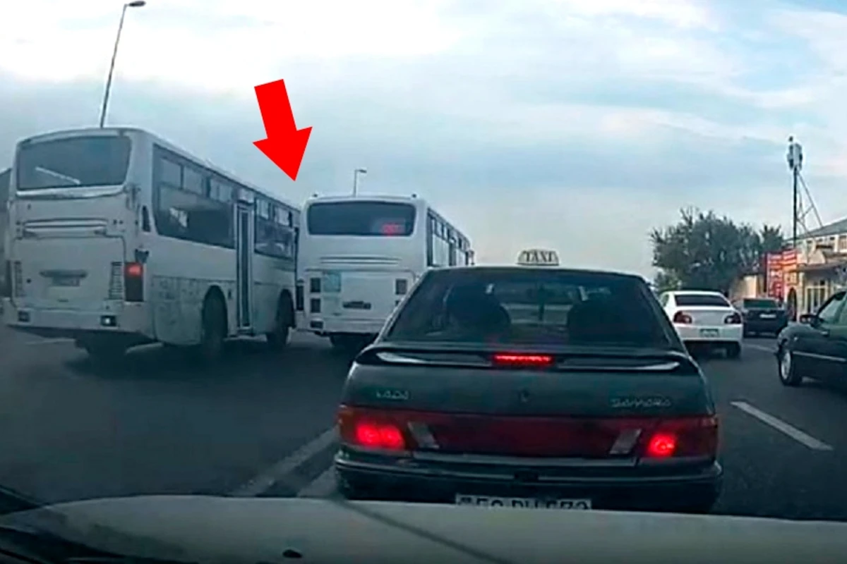 Bakıda əks yola çıxaraq bir-biri ilə ötüşən avtobus sürücüləri - VİDEO