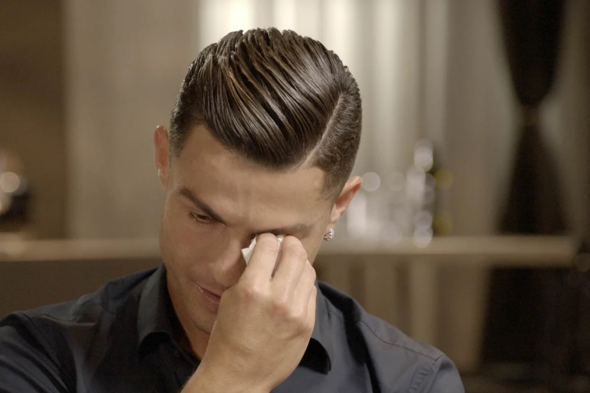 Ronaldo gözyaşlarını saxlaya bilmədi - VİDEO Ronaldo gözyaşlarını saxlaya bilmədi - VİDEO