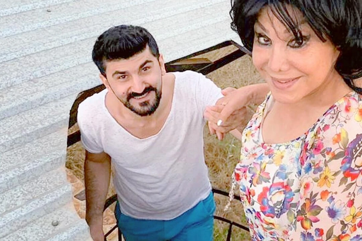 Xalq artistinə duet ortağından sevgi etirafı: Demək ki, qismətdə varmış, belə yazılıbmış - VİDEO Xalq artistinə duet ortağından sevgi etirafı: Demək ki, qismətdə varmış, belə yazılıbmış - VİDEO