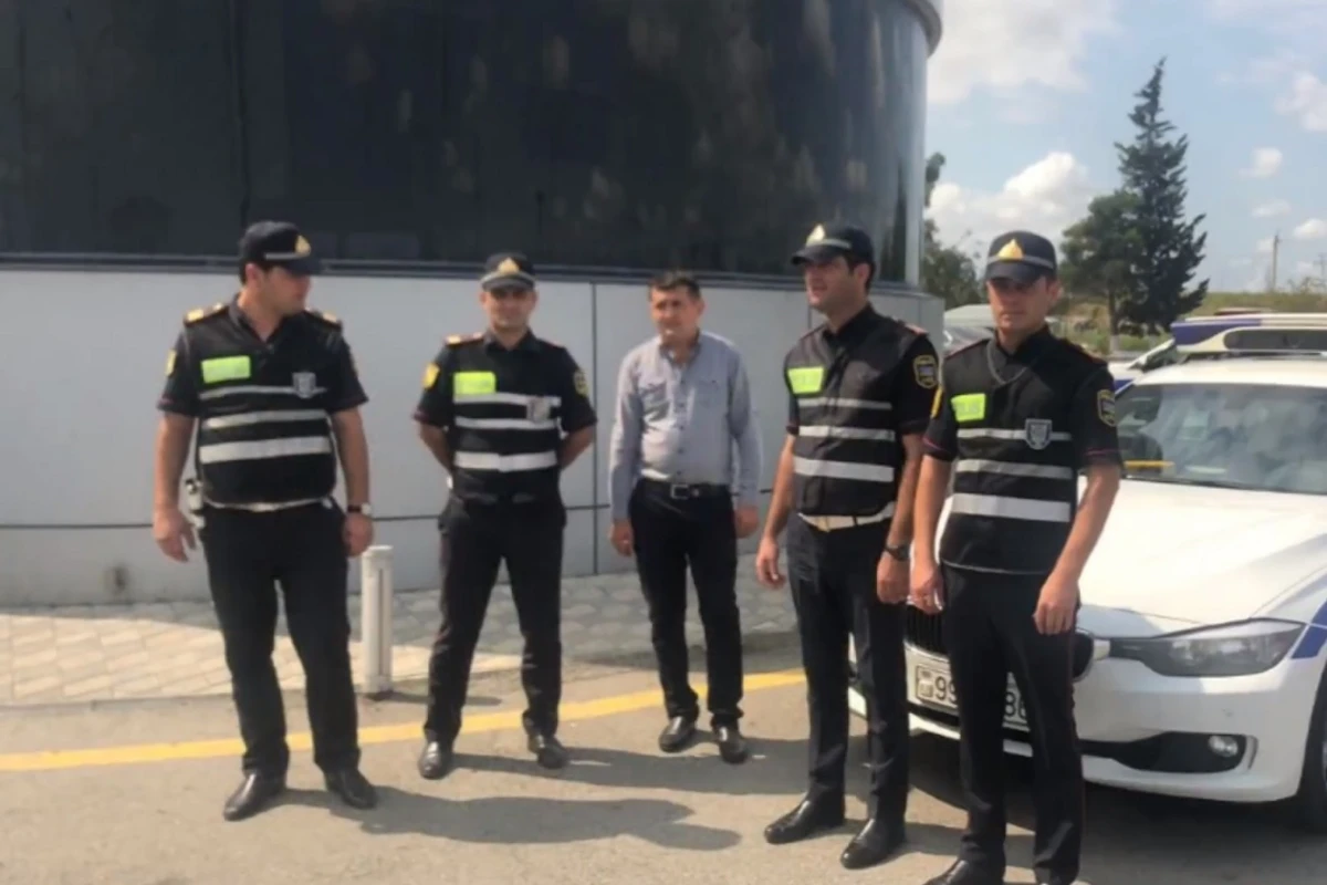 Azərbaycanda yol polisi 1 aylıq uşağı xilas etdi - Atanın təşəkkürü hamını mat qoydu - VİDEO Azərbaycanda yol polisi 1 aylıq uşağı xilas etdi - Atanın təşəkkürü hamını mat qoydu - VİDEO