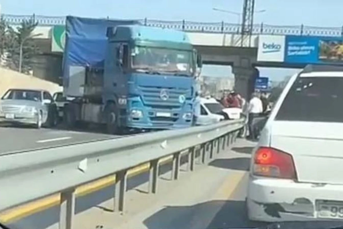 Bakı-Qazax yolunda Türkiyə vətəndaşı yük maşını ilə zəncirvari qəza törətdi - Ölən var Bakı-Qazax yolunda Türkiyə vətəndaşı yük maşını ilə zəncirvari qəza törətdi - Ölən var