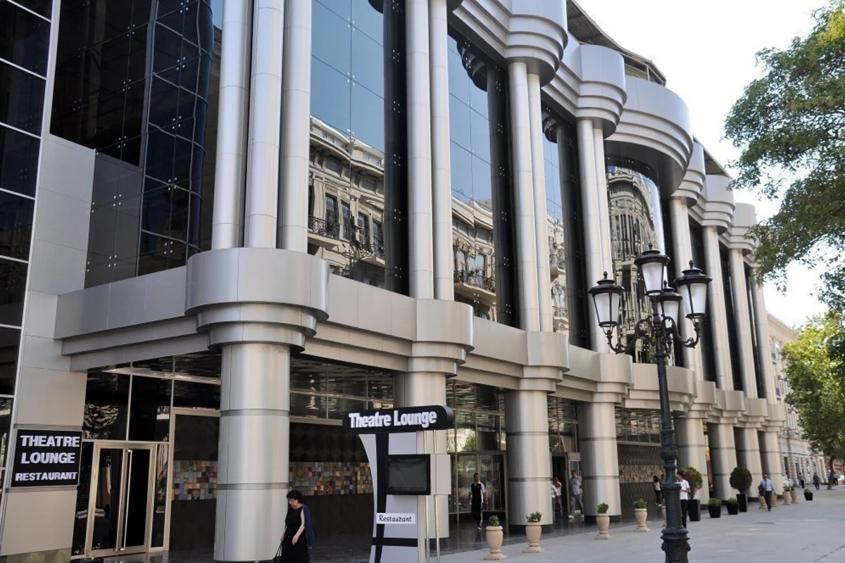 Gənc Tamaşaçılar Teatrının tavanı çökdü Gənc Tamaşaçılar Teatrının tavanı çökdü