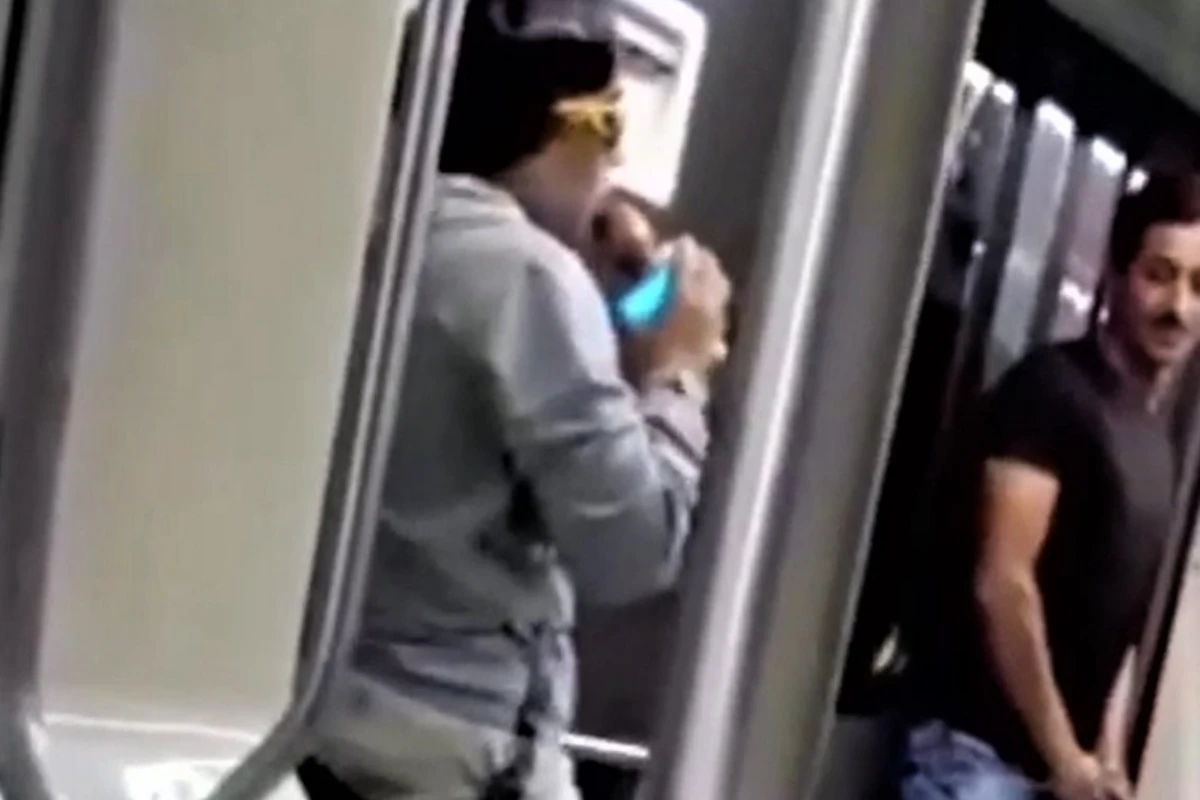 Пассажирка бакинского метро перепутала метро с караоке - ВИДЕО