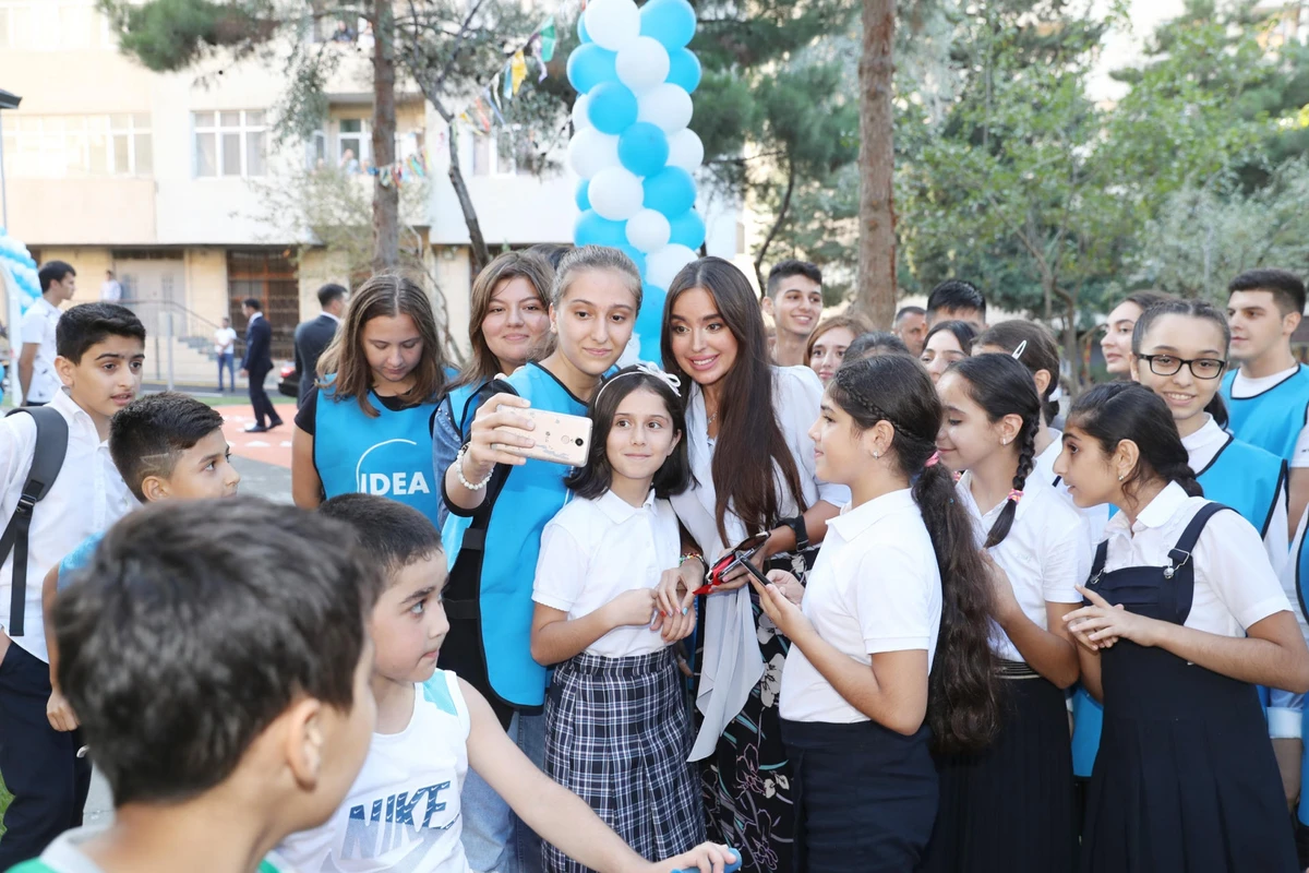 Leyla Əliyeva Bizim həyət layihəsi çərçivəsində abadlaşdırılan həyətdə - FOTO Leyla Əliyeva Bizim həyət layihəsi çərçivəsində abadlaşdırılan həyətdə - FOTO