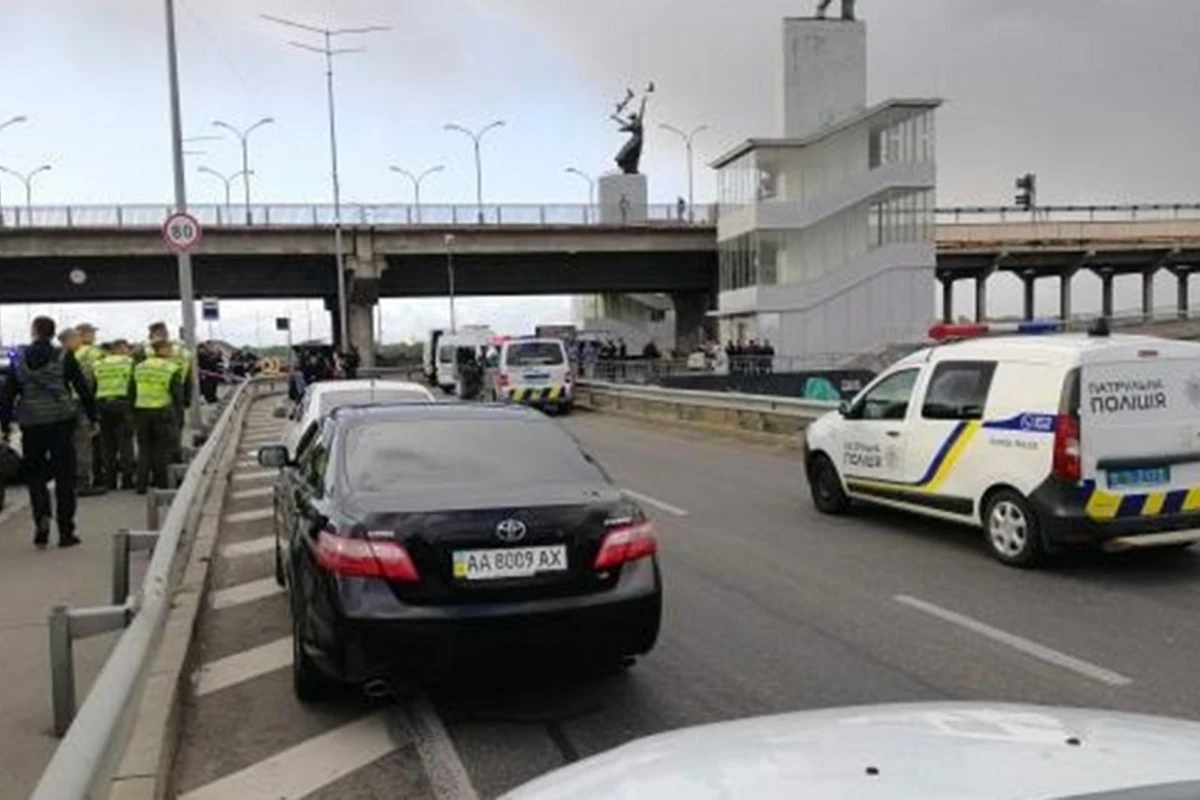 Мужчина, угрожающий взорвать мост в Киеве, сбил полицейский дрон