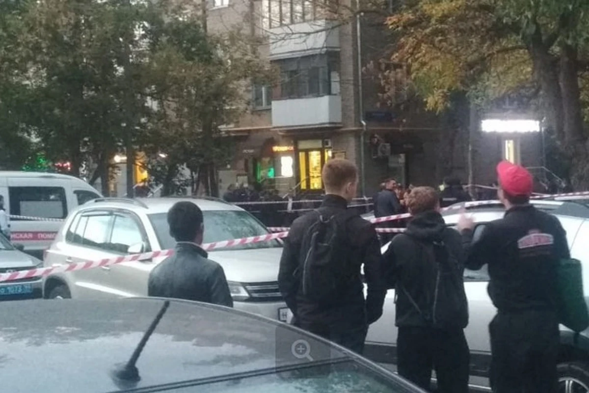 В Москве полицейский расстрелял своих коллег - ВИДЕО В Москве полицейский расстрелял своих коллег - ВИДЕО