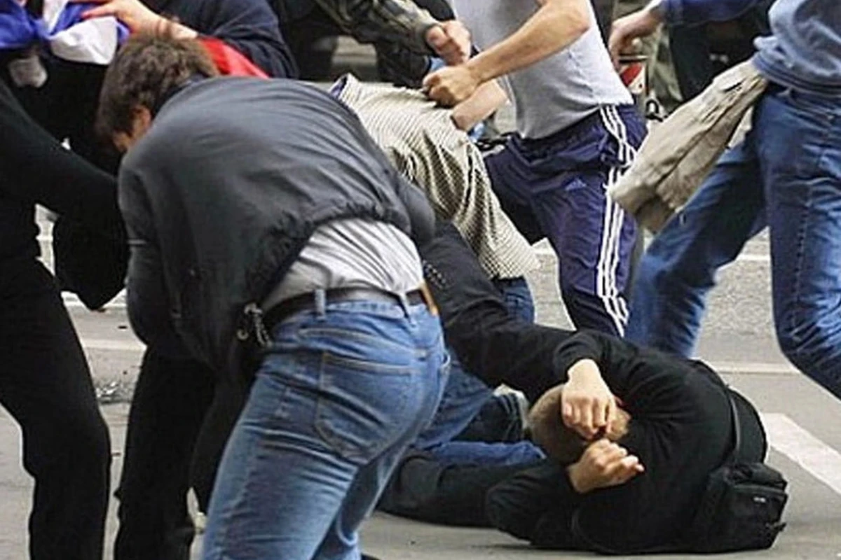Bakıda metronun qarşısında kütləvi dava - Qan töküldü Bakıda metronun qarşısında kütləvi dava - Qan töküldü