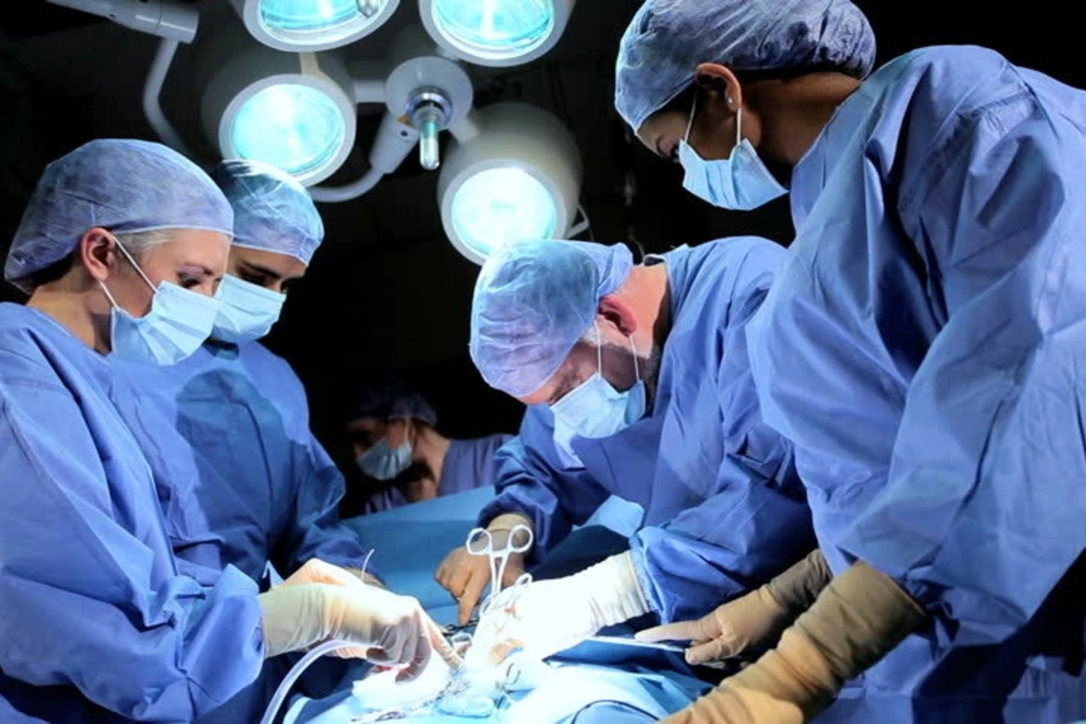 Azərbaycanlı həkim boğazında iynə qalmış qadını xilas etdi - VİDEO