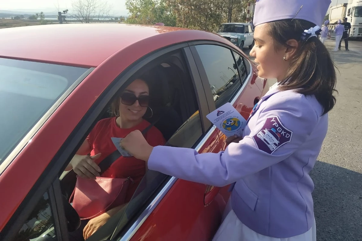 Sürücülər DYP postlarında uşaqlarla qarşılaşdılar - FOTO Sürücülər DYP postlarında uşaqlarla qarşılaşdılar - FOTO