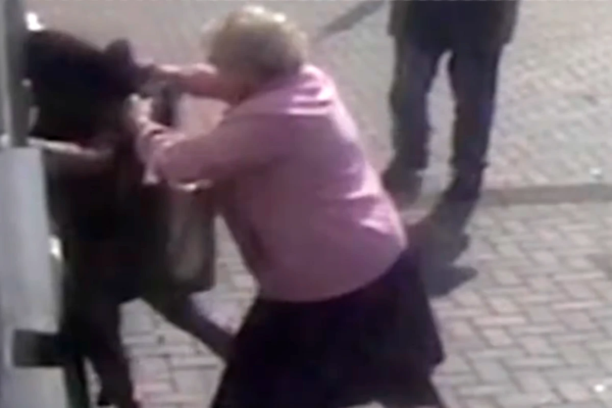 81-летняя женщина отбилась от грабителя и спасла пенсию - ВИДЕО