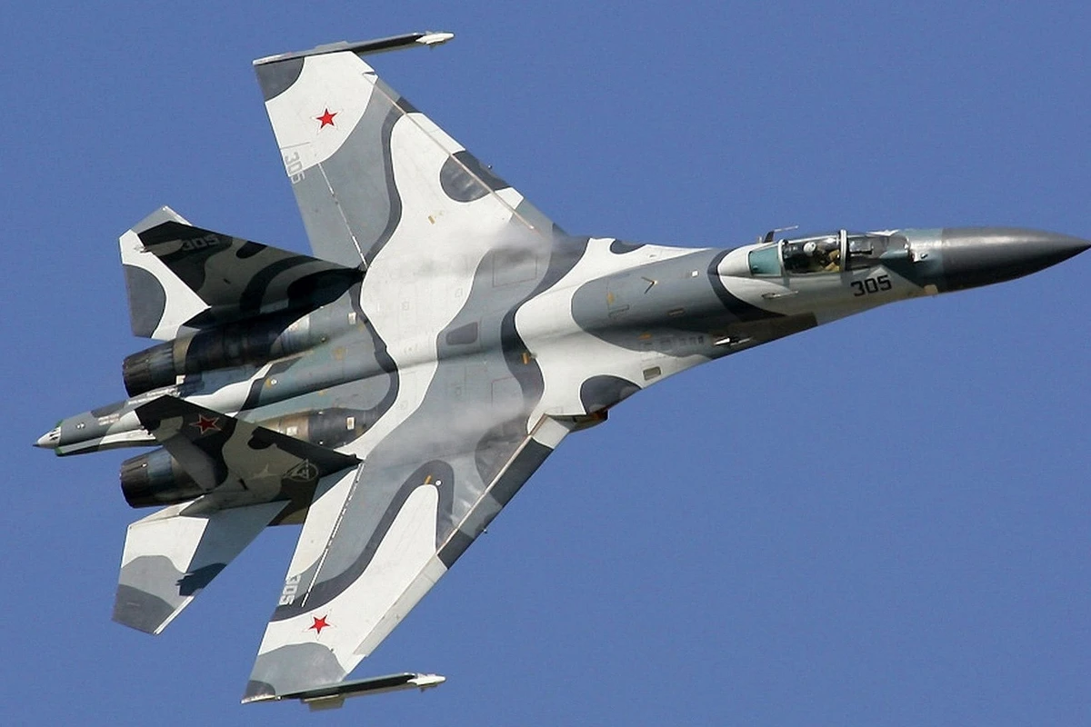 Su-27 döyüş təyyarəsindən qeyri-adi manevr - VİDEO