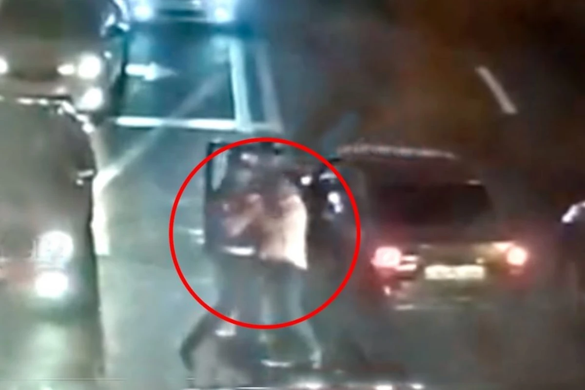 В Баку таксист напал на сотрудников дорожной полиции - ВИДЕО