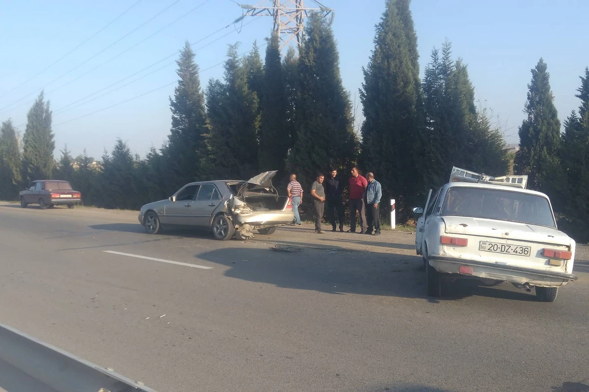 Gül almaq istəyən sürücü qəzaya uğradı - Qadın yaralandı - FOTO