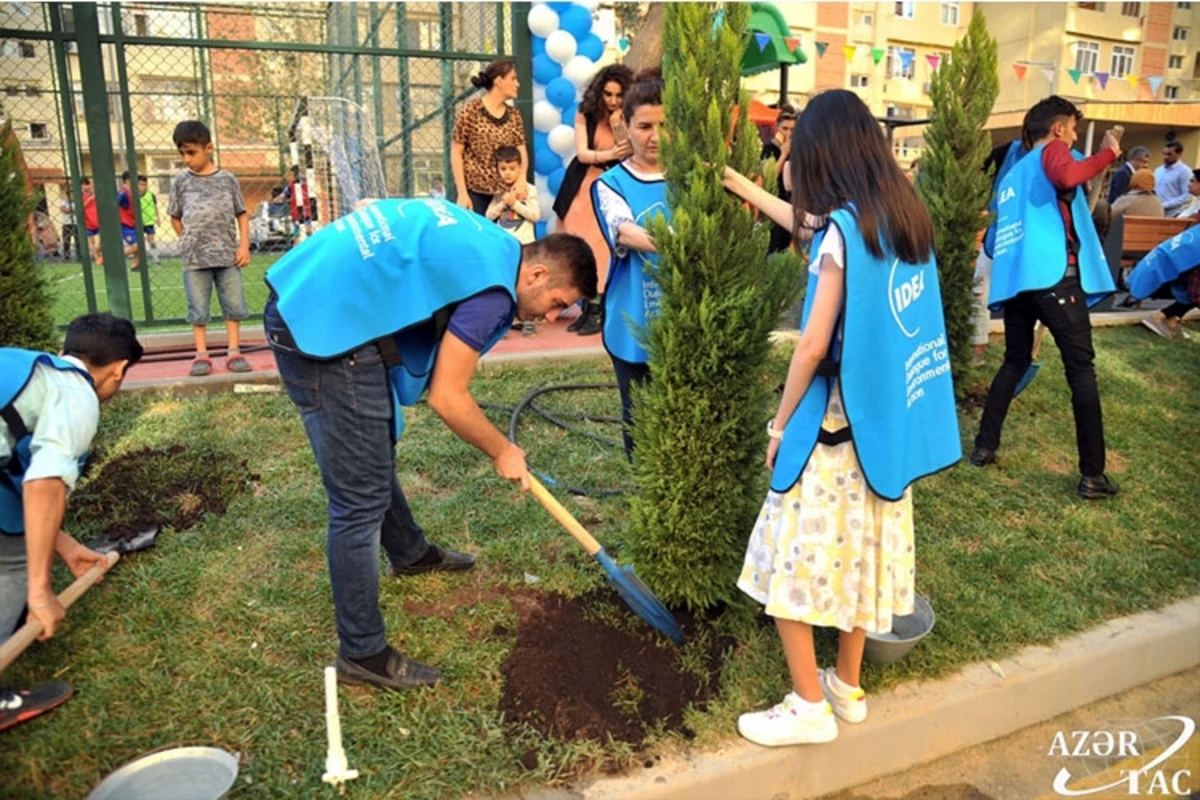 Leyla Əliyevanın təşəbbüsü ilə daha bir həyət abadlaşdırıldı - FOTO Leyla Əliyevanın təşəbbüsü ilə daha bir həyət abadlaşdırıldı - FOTO