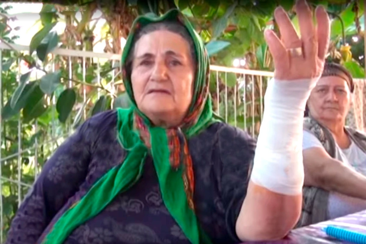 Azərbaycanda qadın ona hücum edən çaqqalı boğaraq öldürdü - VİDEO