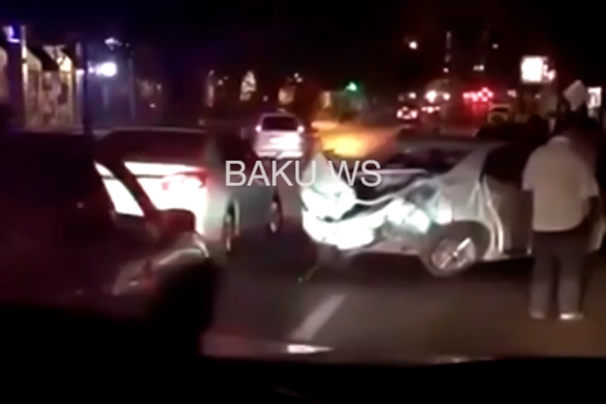 Bakıda “İnfinity “Toyota Corolla” ilə toqquşdu - VİDEO Bakıda “İnfinity “Toyota Corolla” ilə toqquşdu - VİDEO