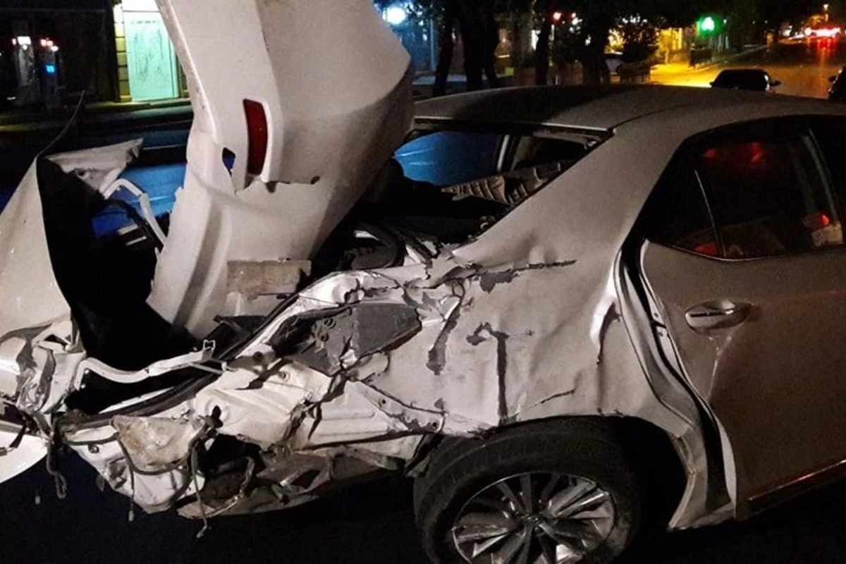 В Баку водитель проехал на красный свет и совершил ДТП - ВИДЕО