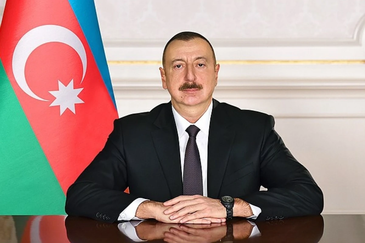 Ильхам Алиев наградил главу Исполнительной власти орденом