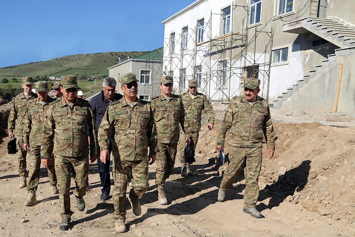 Müdafiə naziri cəbhəboyu zonada - FOTO Müdafiə naziri cəbhəboyu zonada - FOTO