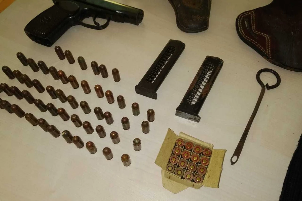 Polisi tapança ilə hədələyərək qaçan şəxs tutuldu - FOTO Polisi tapança ilə hədələyərək qaçan şəxs tutuldu - FOTO
