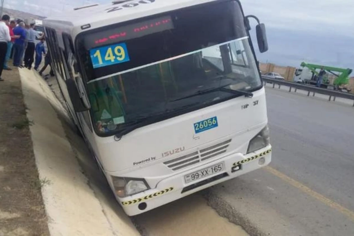 Bakıda avtobusu qəzaya düşdü - xəsarət alan var - FOTO
