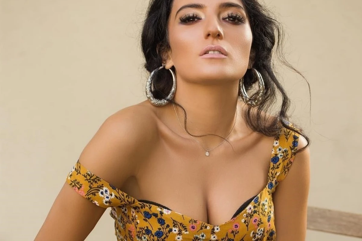 Dilarə Kazımova: İlk açıq-saçıq şəklim çıxanda directim qırılırdı - VİDEO Dilarə Kazımova: İlk açıq-saçıq şəklim çıxanda directim qırılırdı - VİDEO