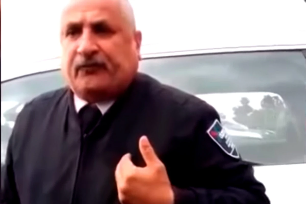 Nəqliyyat müfəttişi ilə sürücü arasında gərginlik: “Lotuluq edirsən... - VİDEO Nəqliyyat müfəttişi ilə sürücü arasında gərginlik: “Lotuluq edirsən... - VİDEO