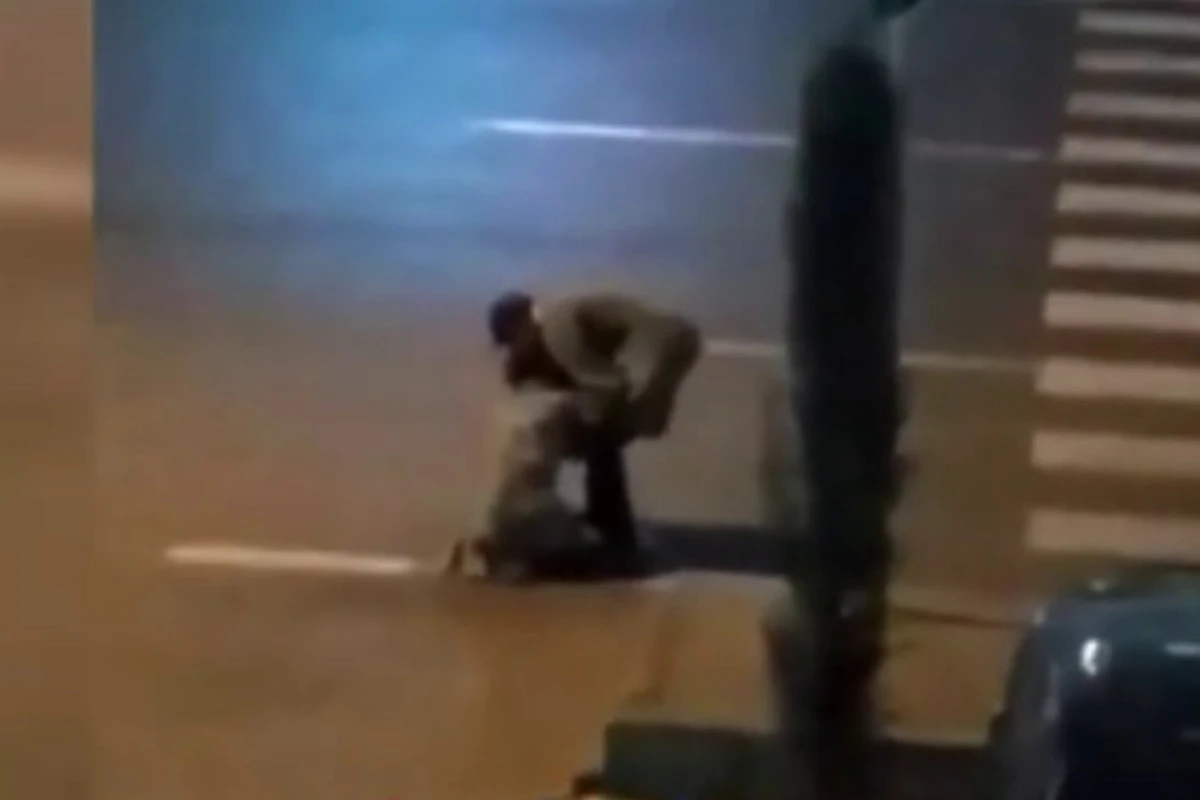 Позорный поступок нетрезвой женщины посреди улицы в Баку - ВИДЕО