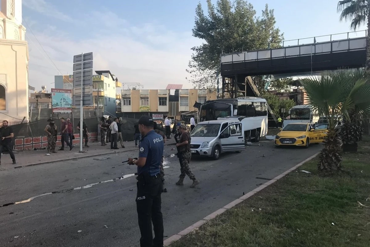 Türkiyədə polisləri daşıyan avtobusa bombalı hücum - Yaralılar var - FOTOLAR