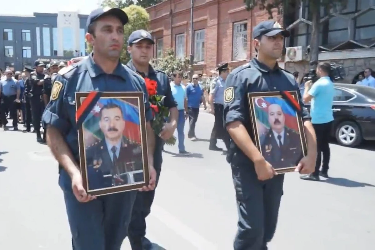 Жители Гянджи чтут память павших героями офицеров полиции - ВИДЕО