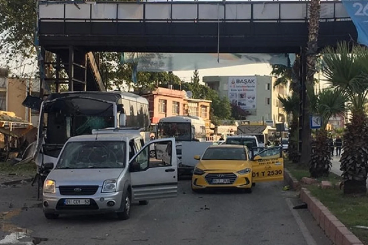 Türkiyədə polislərin avtobusu belə partladıldı - Hadisə anı - VİDEO