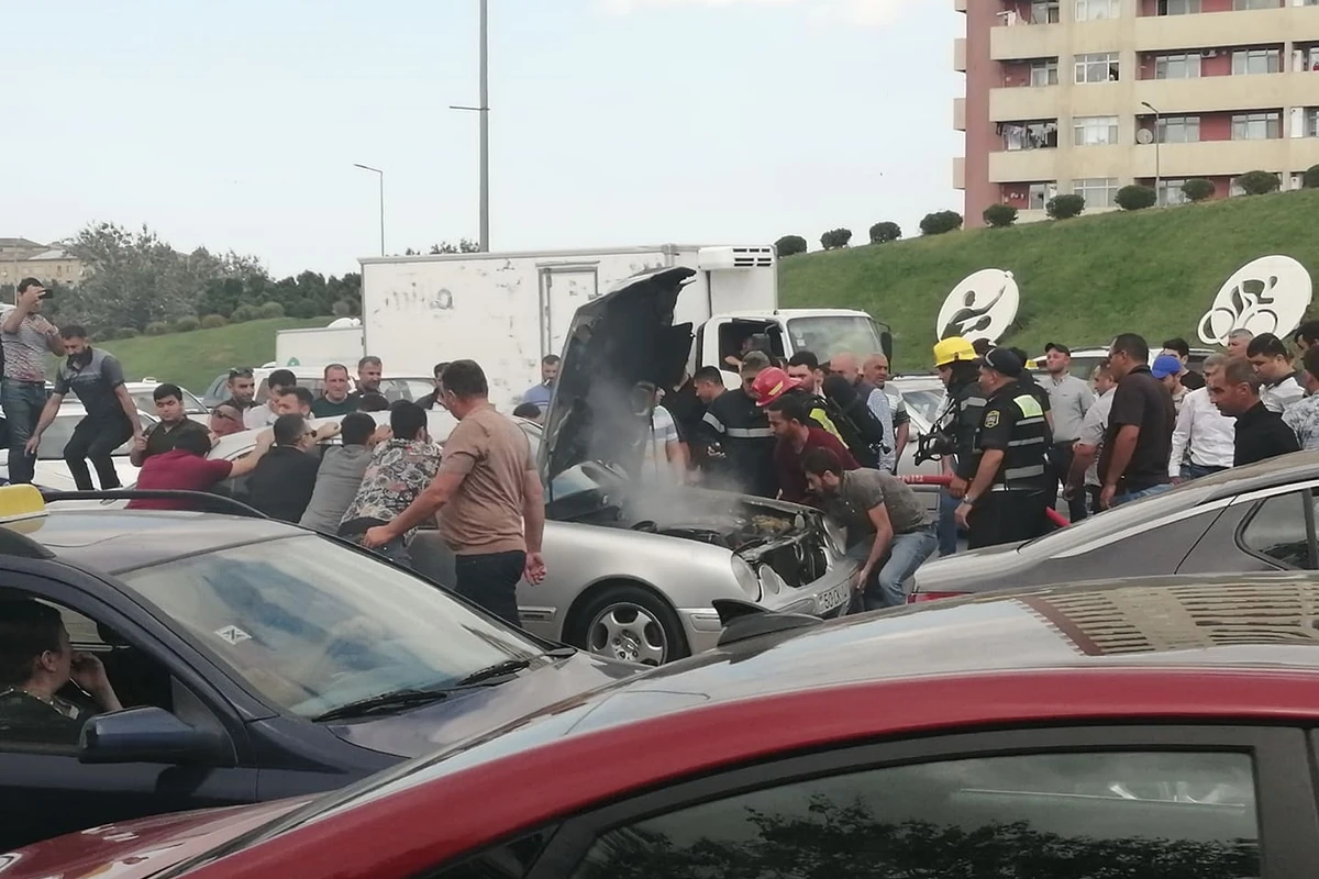 Bakıda Avtovağzalın qarşısında “Mercedes” yandı, hərəkət iflic oldu - VİDEO