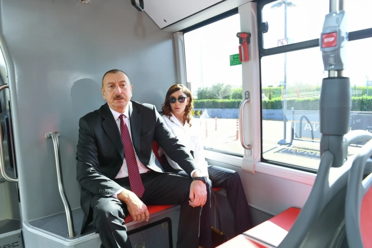 Президент Ильхам Алиев и Первая леди в Bakubus - ВИДЕО