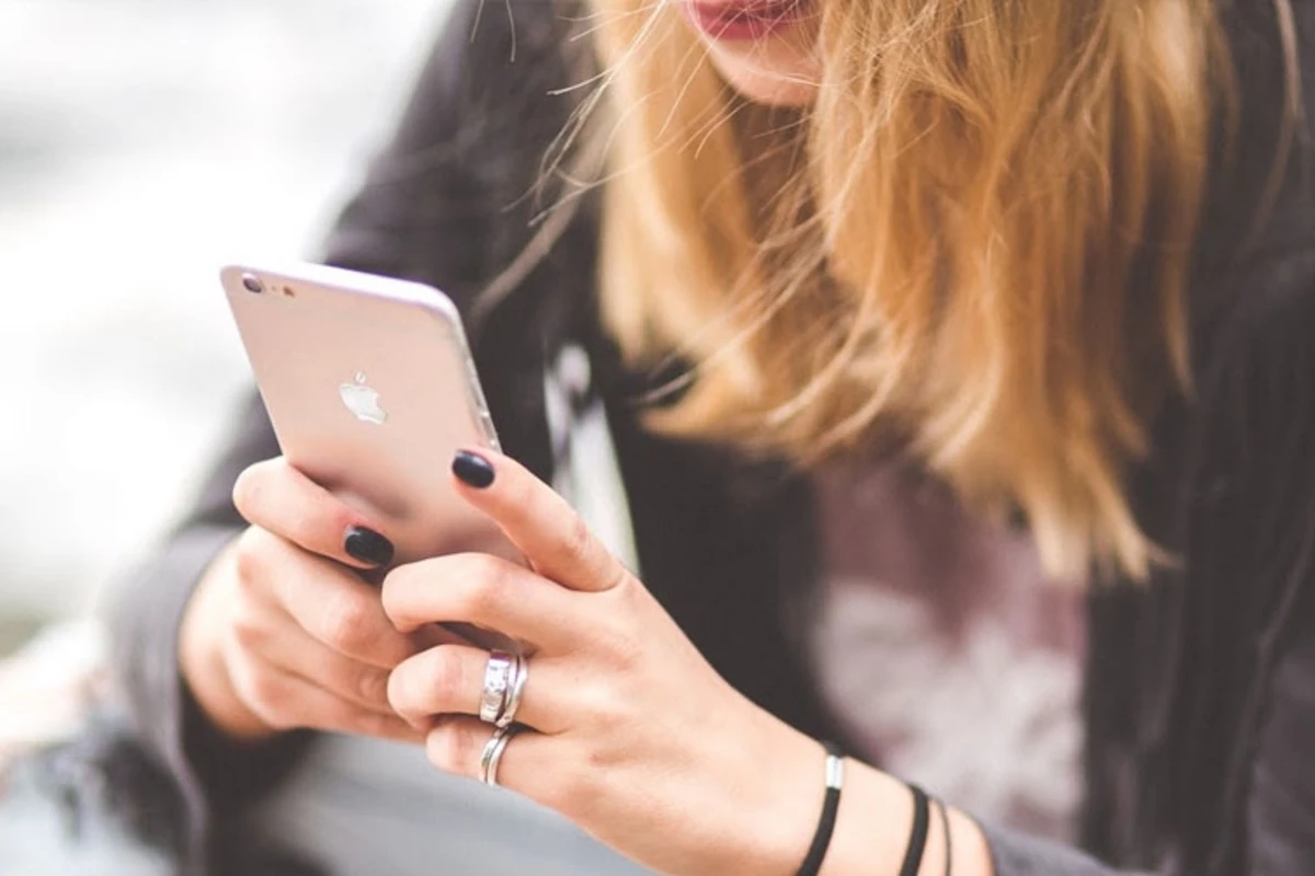 Две подруги надругались над 19-летним парнем из-за сломанного iPhone - ВИДЕО