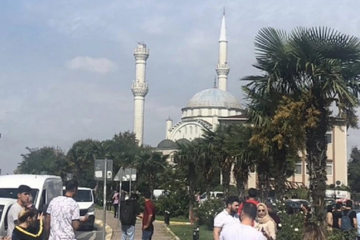 İstanbulda zəlzələ zamanı məscidin minarəsi uçdu - VİDEO