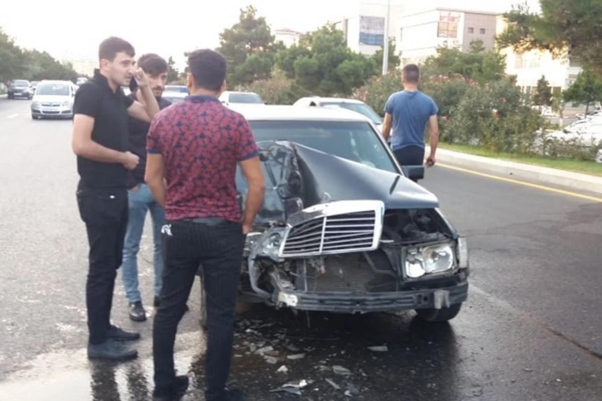 Sumqayıtda minik avtomobili avtobusa çırpılıb, xəsarət alan var - FOTO Sumqayıtda minik avtomobili avtobusa çırpılıb, xəsarət alan var - FOTO