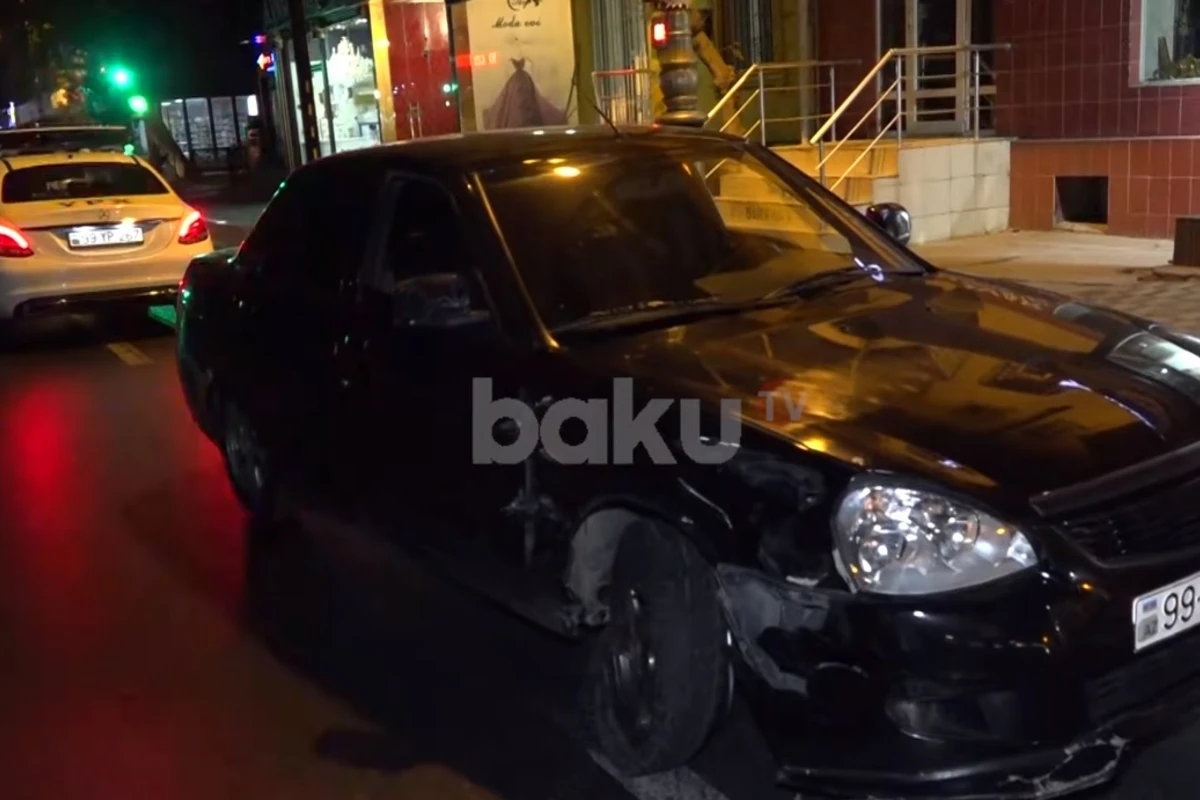 Bakıda qəzaya düşən sürücünü döyüb xəstəxanalıq etdilər - VİDEO Bakıda qəzaya düşən sürücünü döyüb xəstəxanalıq etdilər - VİDEO