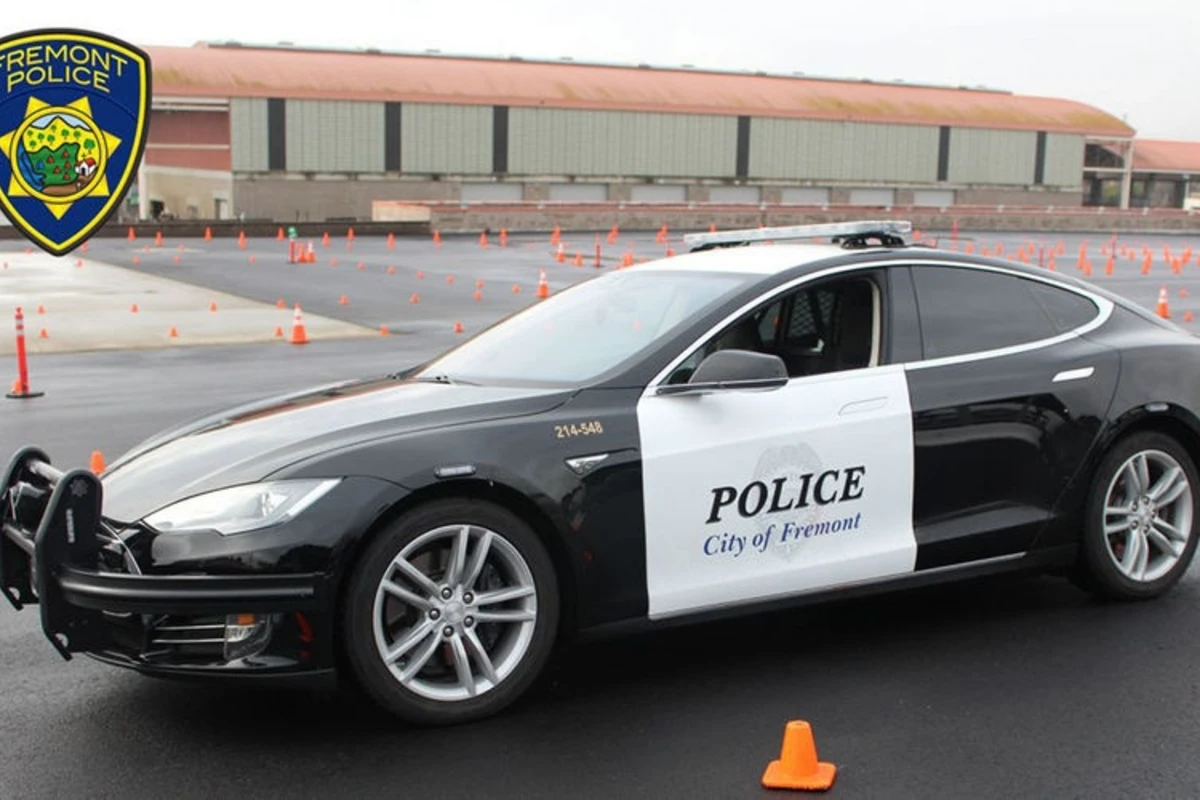 Полицейский на Tesla не смог догнать преступника. Села батарейка - ВИДЕО